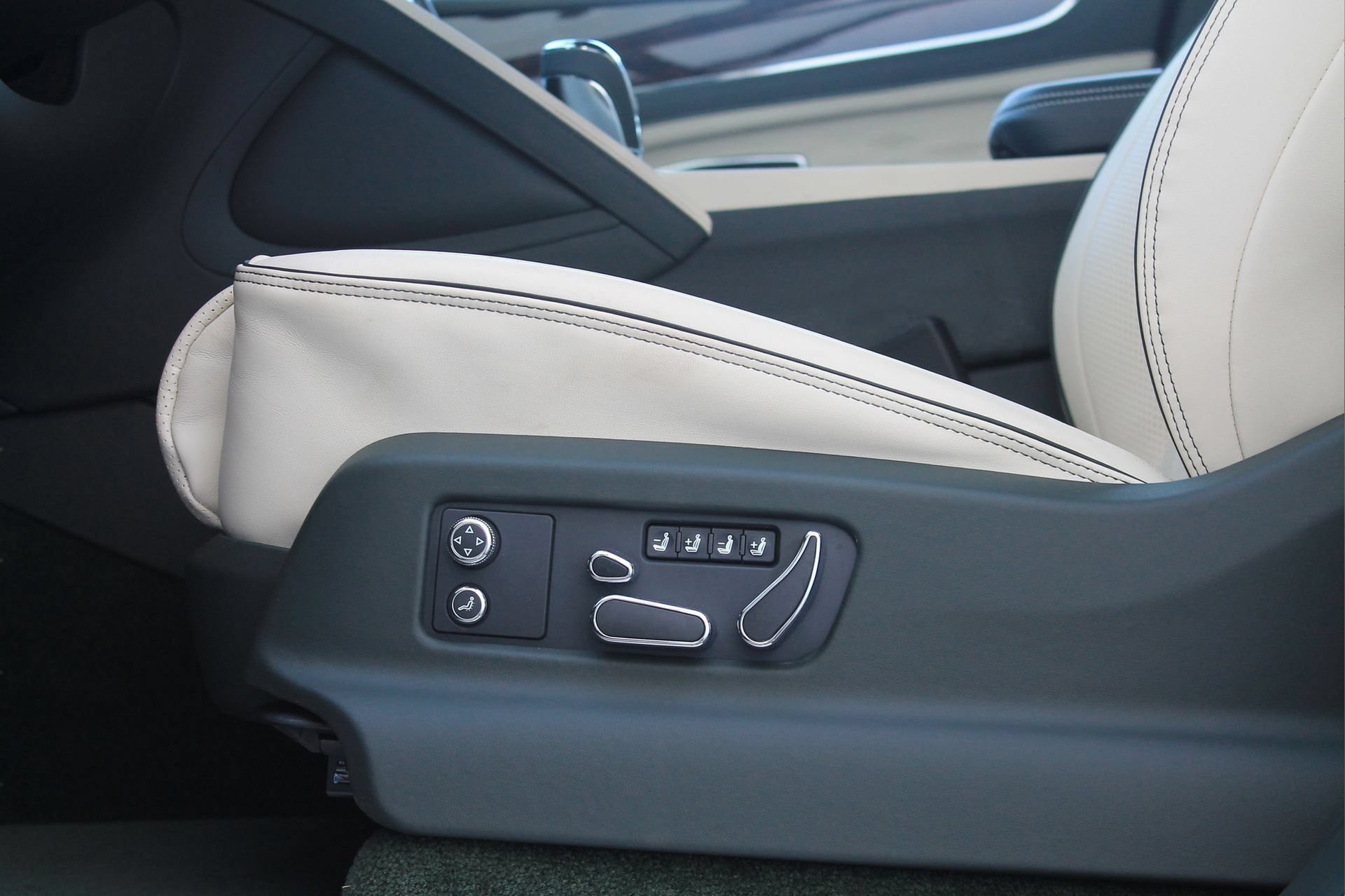 Certified 2024 Bentley Bentayga Extended Wheelbase AWD/4WD image 20