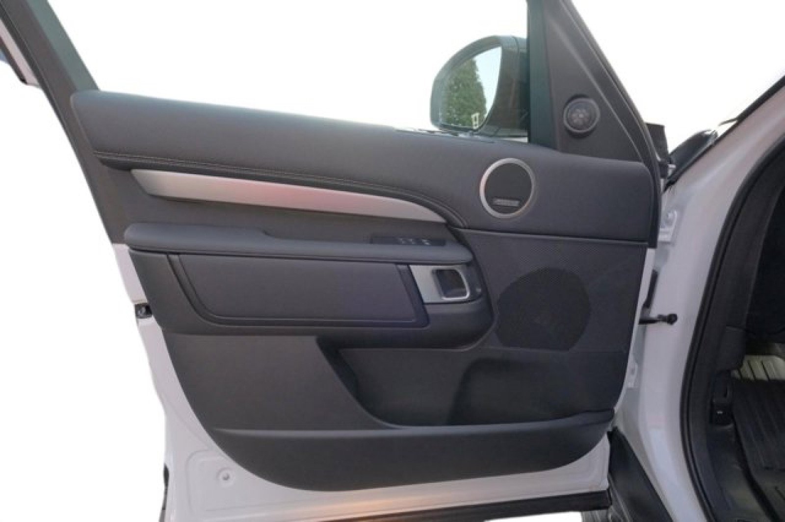 New 2025 Land Rover Discovery Dynamic SE image 11