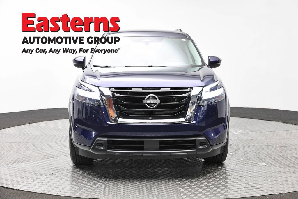 Used 2025 Nissan Pathfinder SV FWD image 2