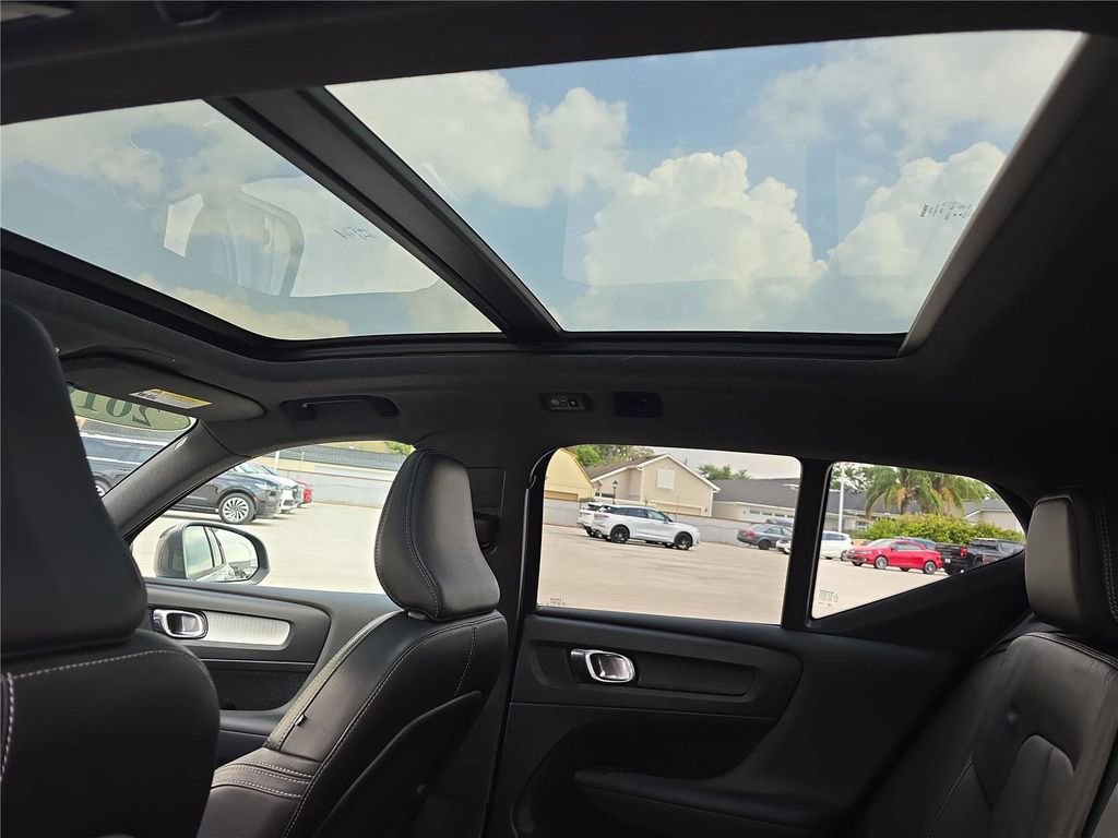 Used 2019 Volvo XC40 T5 Momentum image 27