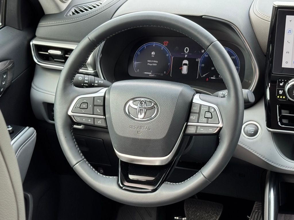 Used 2025 Toyota Highlander Platinum AWD/4WD image 29