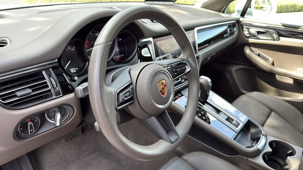 Certified 2025 Porsche Macan image 8
