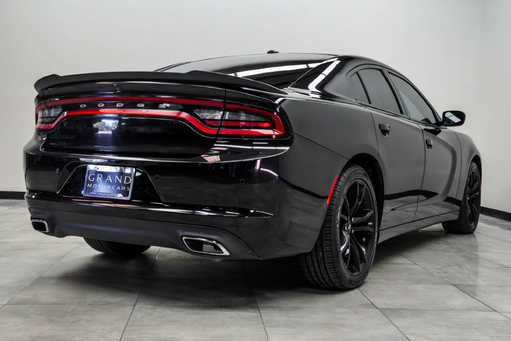 Used 2018 Dodge Charger SXT w/ Blacktop Package RWD image 13