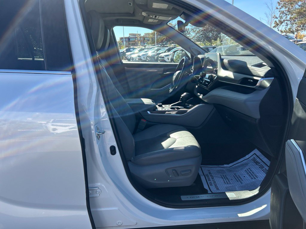 Used 2023 Toyota Highlander Limited AWD/4WD image 12