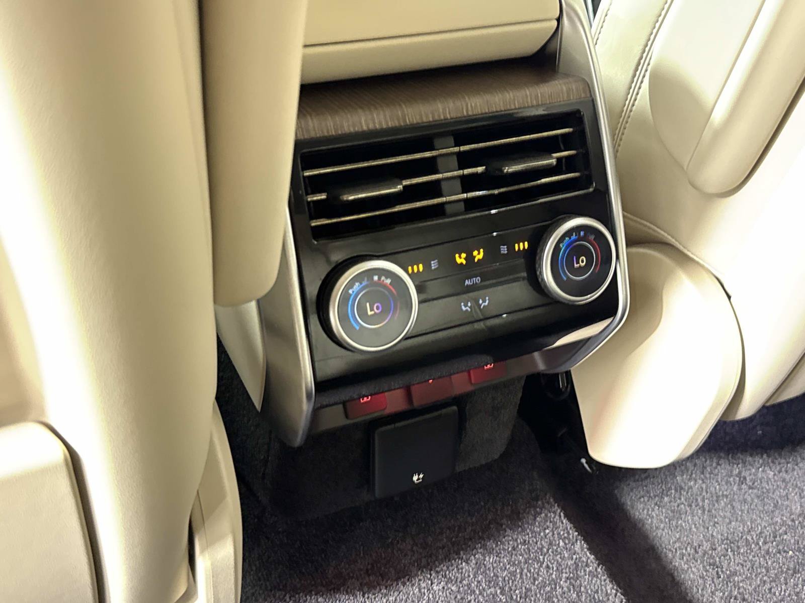 Used 2024 Land Rover Range Rover SE AWD/4WD image 15