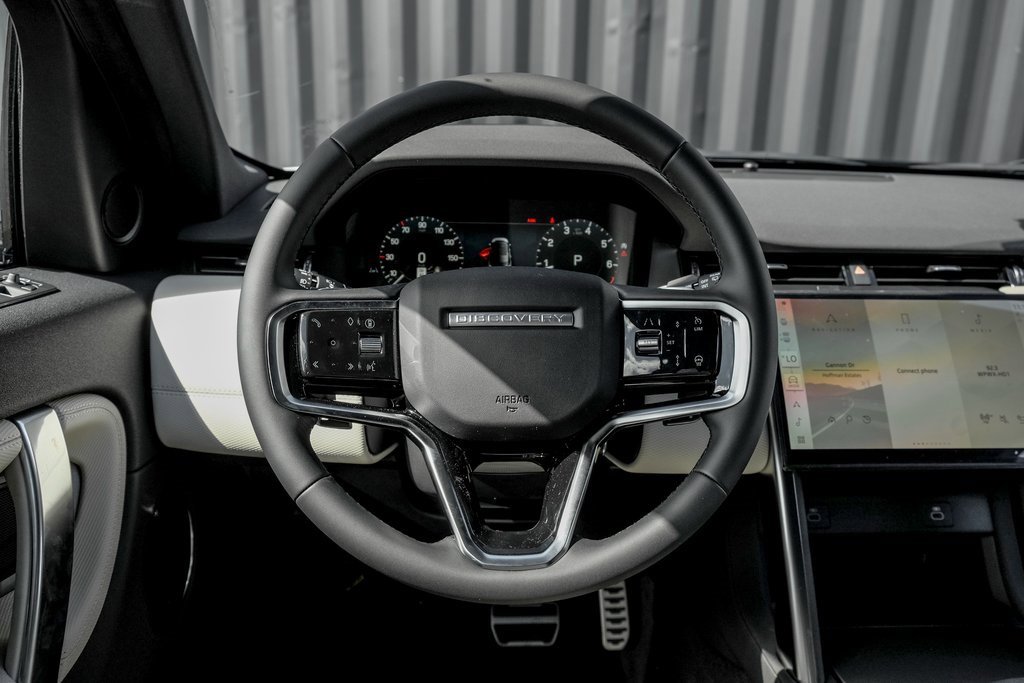 New 2025 Land Rover Discovery Sport Dynamic SE image 19
