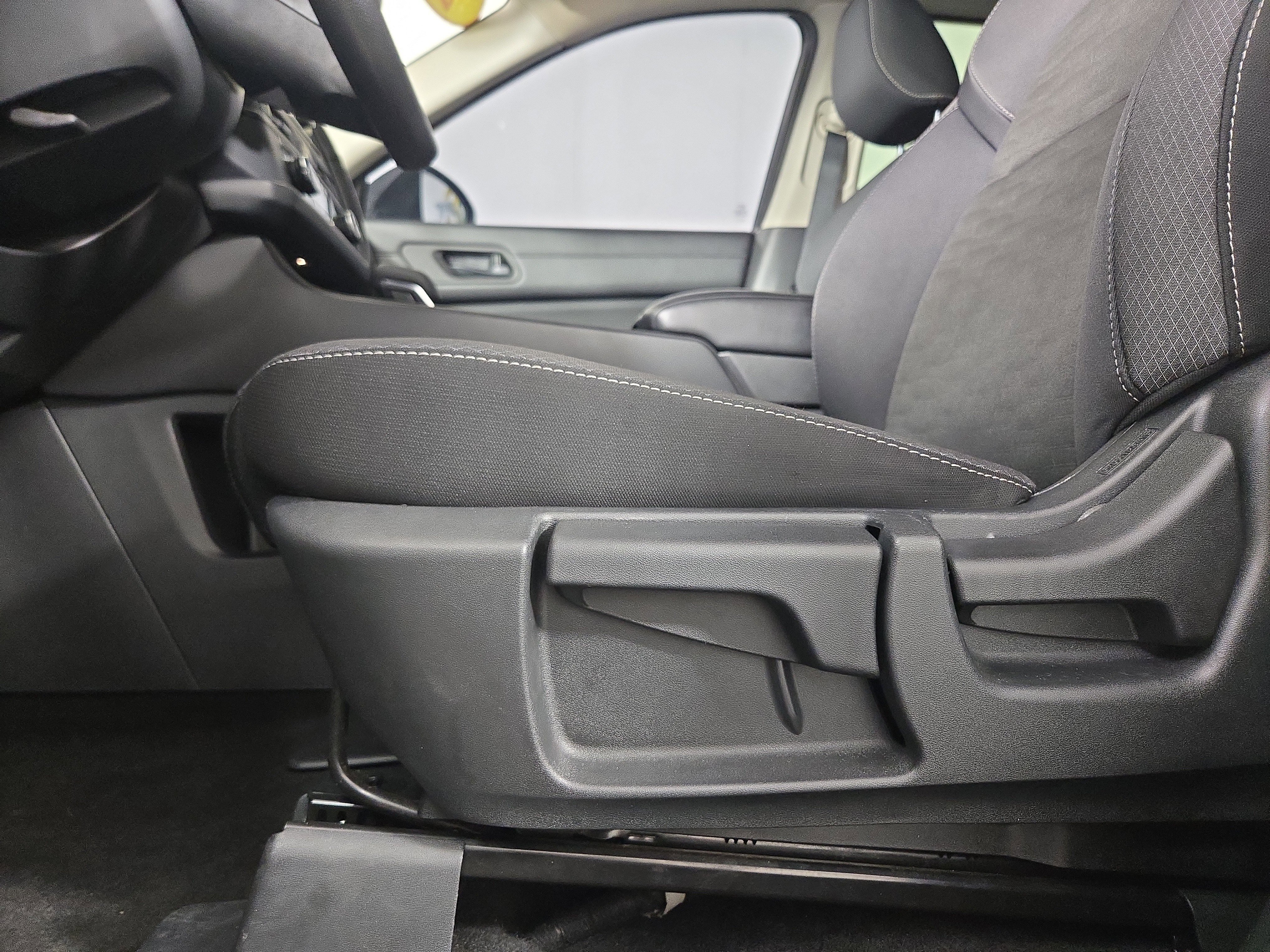 Used 2024 Nissan Pathfinder S image 29