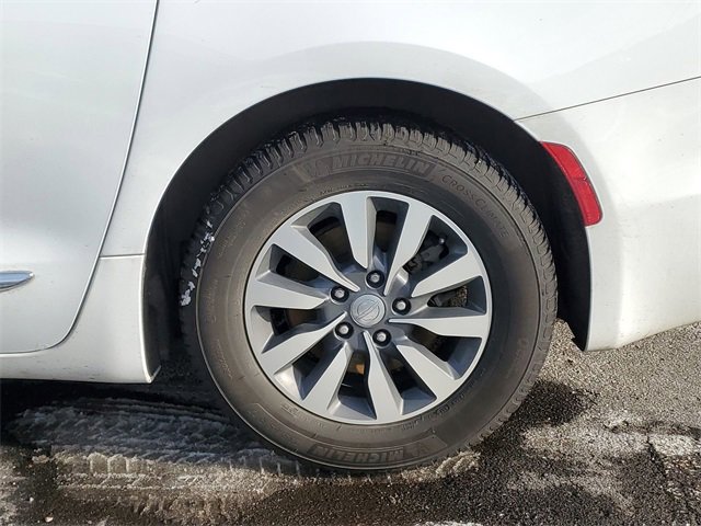 Used 2020 Chrysler Pacifica Touring-L Plus w/ Advanced Safetytec Group image 32