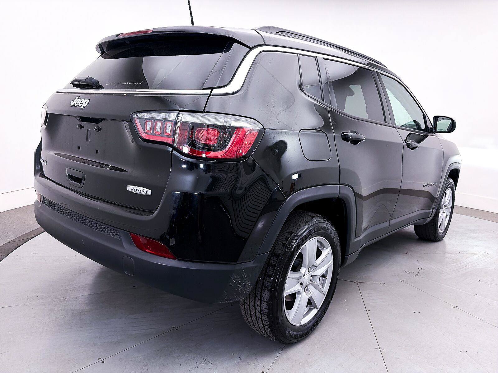 Used 2022 Jeep Compass Latitude w/ Sun and Sound Group AWD/4WD image 16