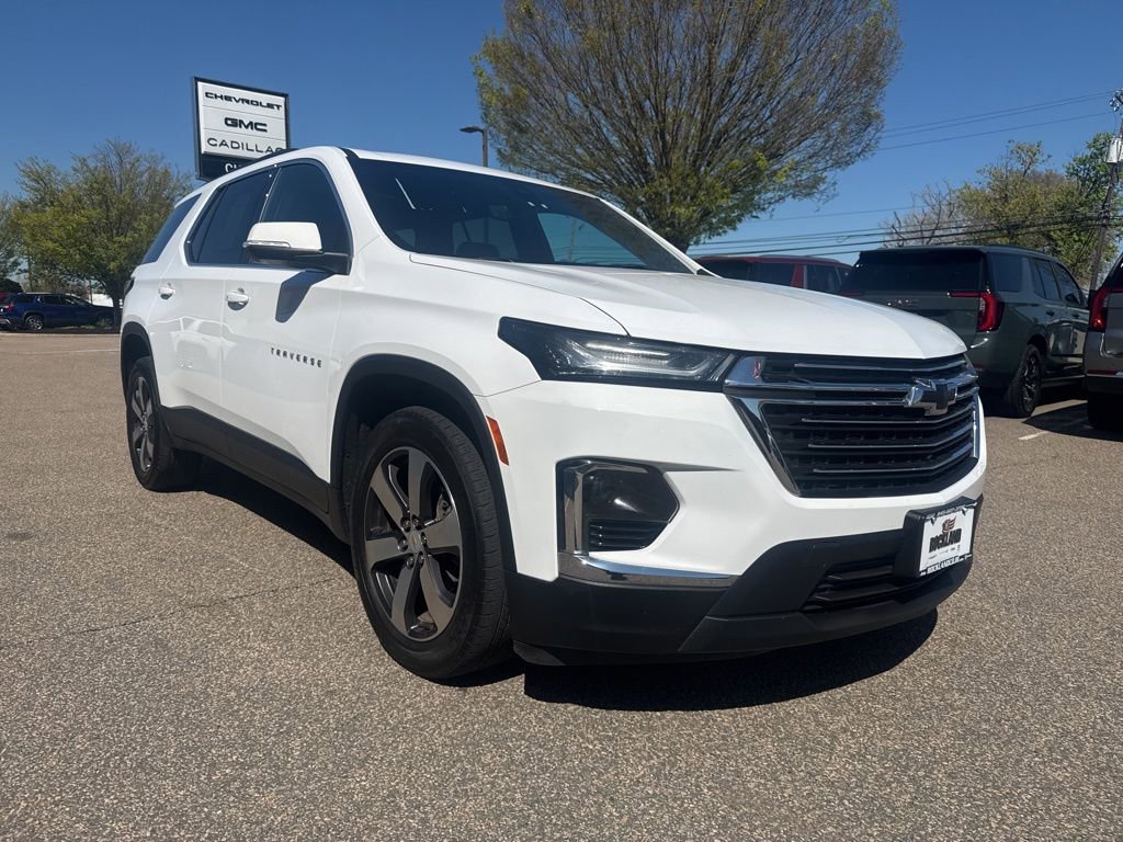 Used 2023 Chevrolet Traverse LT w/ LT Premium Package AWD/4WD image 1