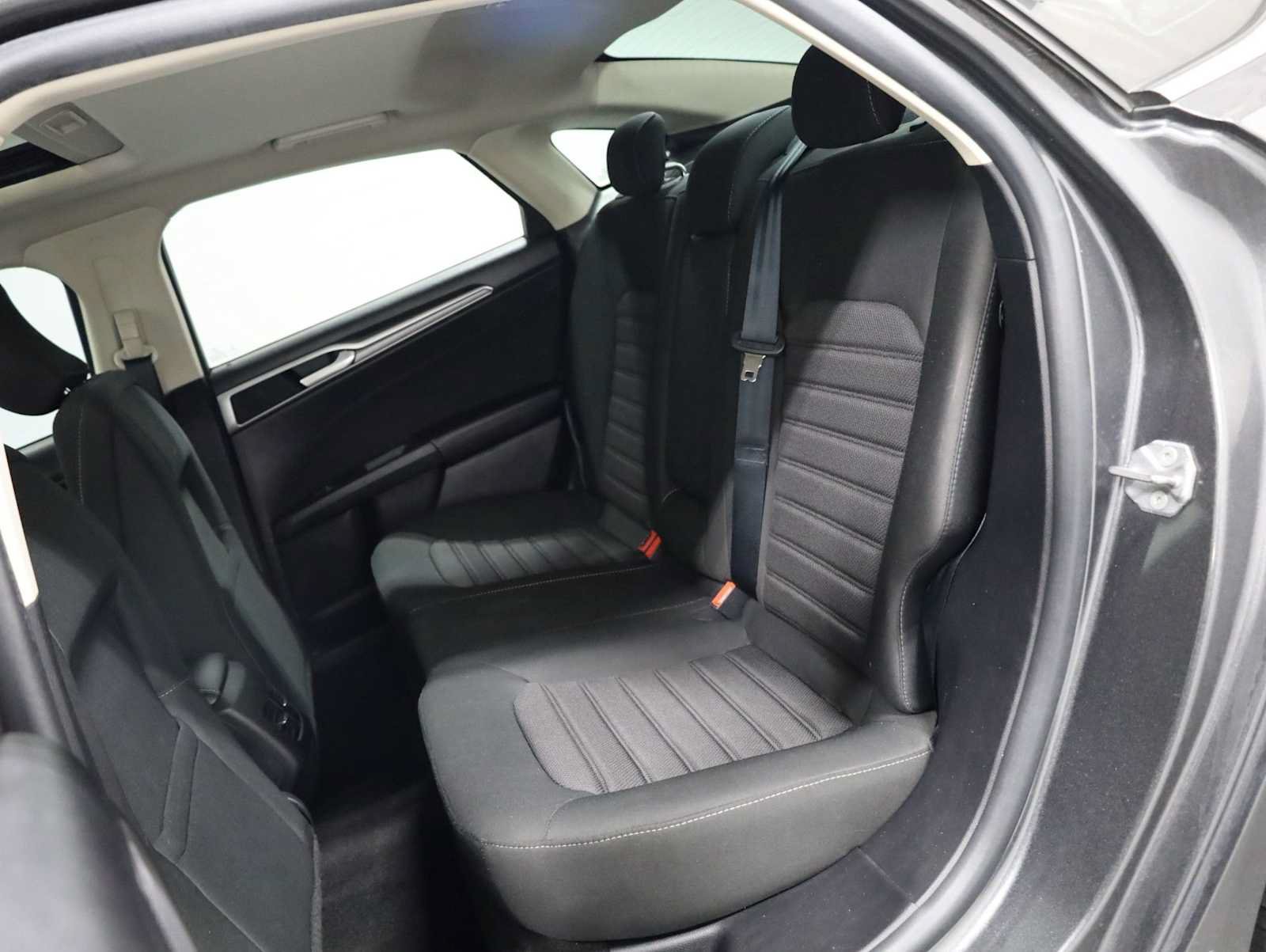 Used 2019 Ford Fusion SE FWD image 33