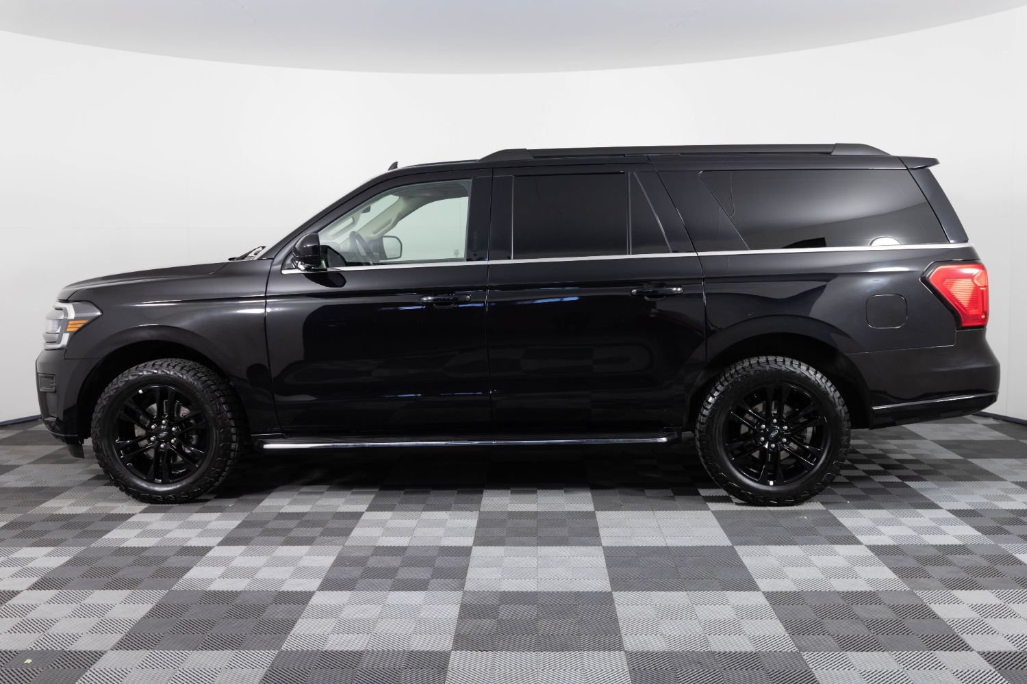 Used 2023 Ford Expedition Max XLT AWD/4WD image 3
