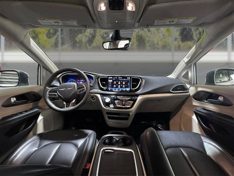 Used 2023 Chrysler Pacifica Touring-L FWD image 25