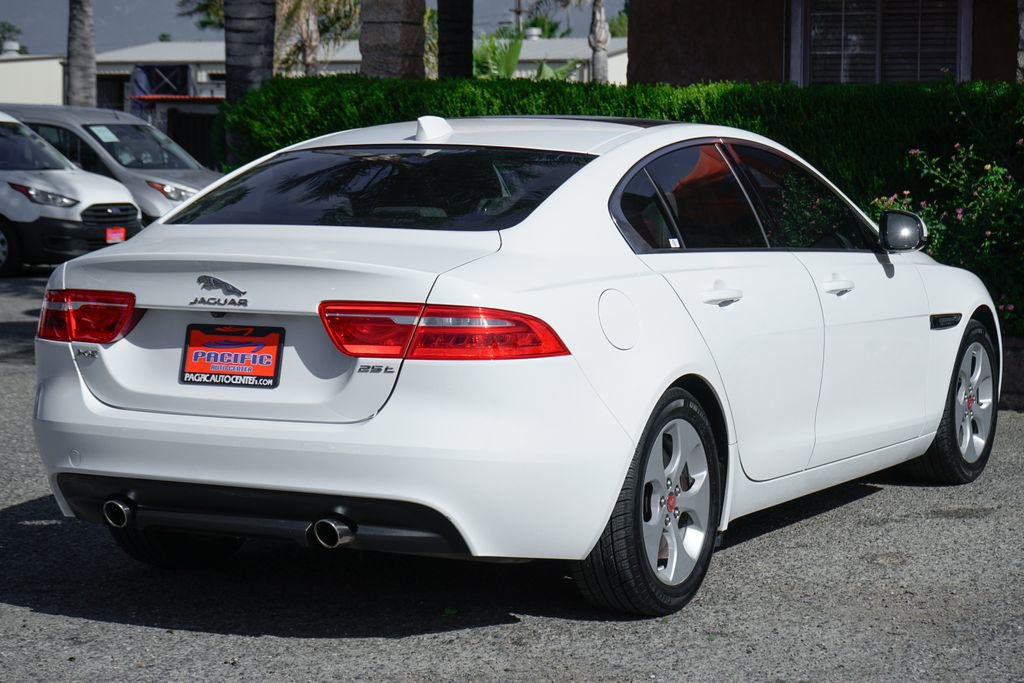 Used 2017 Jaguar XE image 9