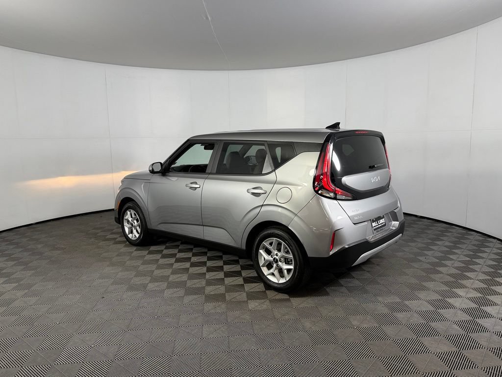 Used 2025 Kia Soul LX w/ LX Technology Package FWD image 8