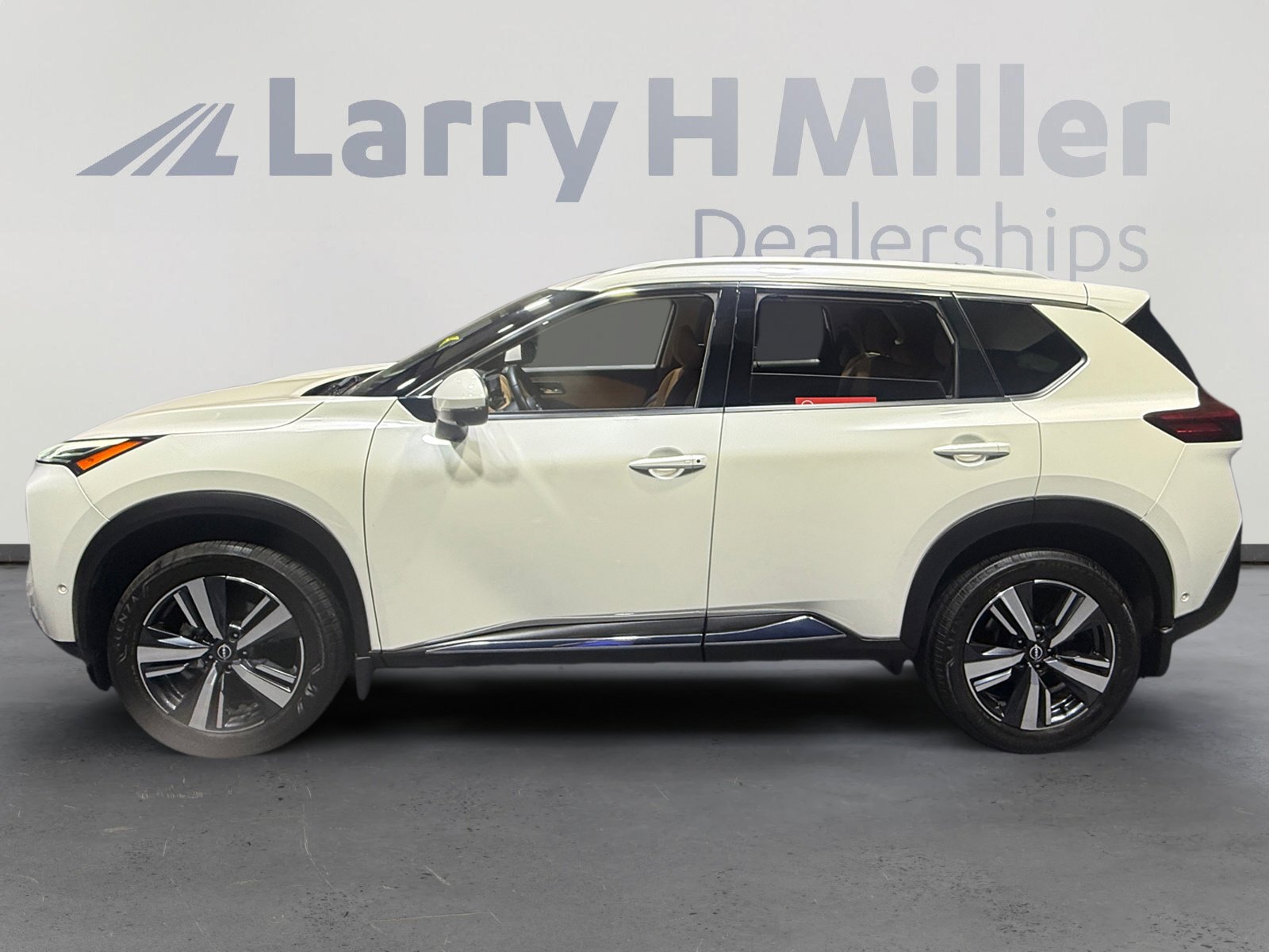 Certified 2023 Nissan Rogue Platinum w/ Platinum Premium Package AWD/4WD image 2