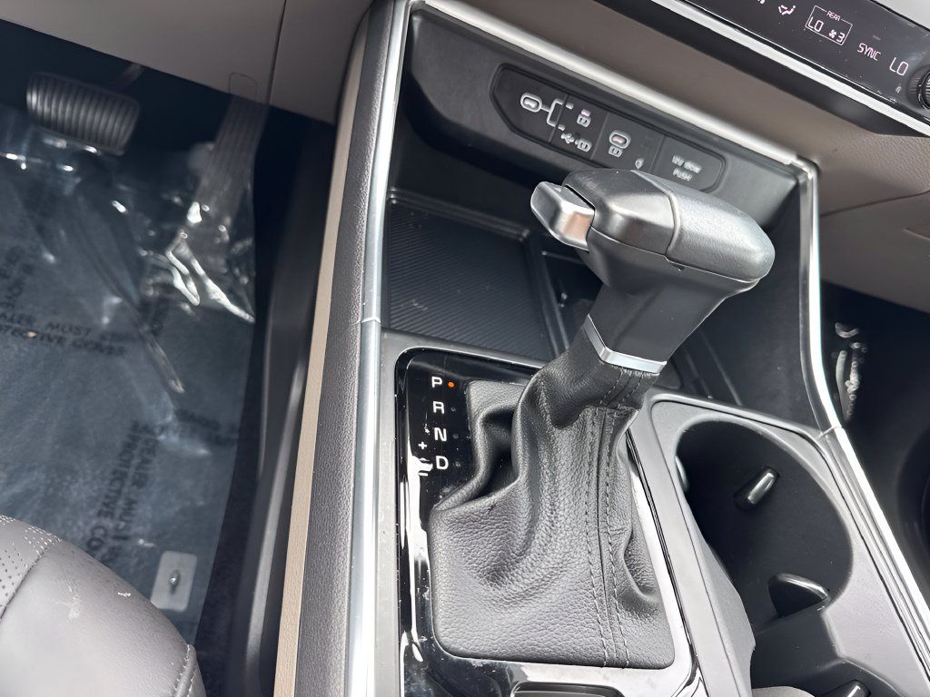 Used 2025 Kia Carnival EX FWD image 14
