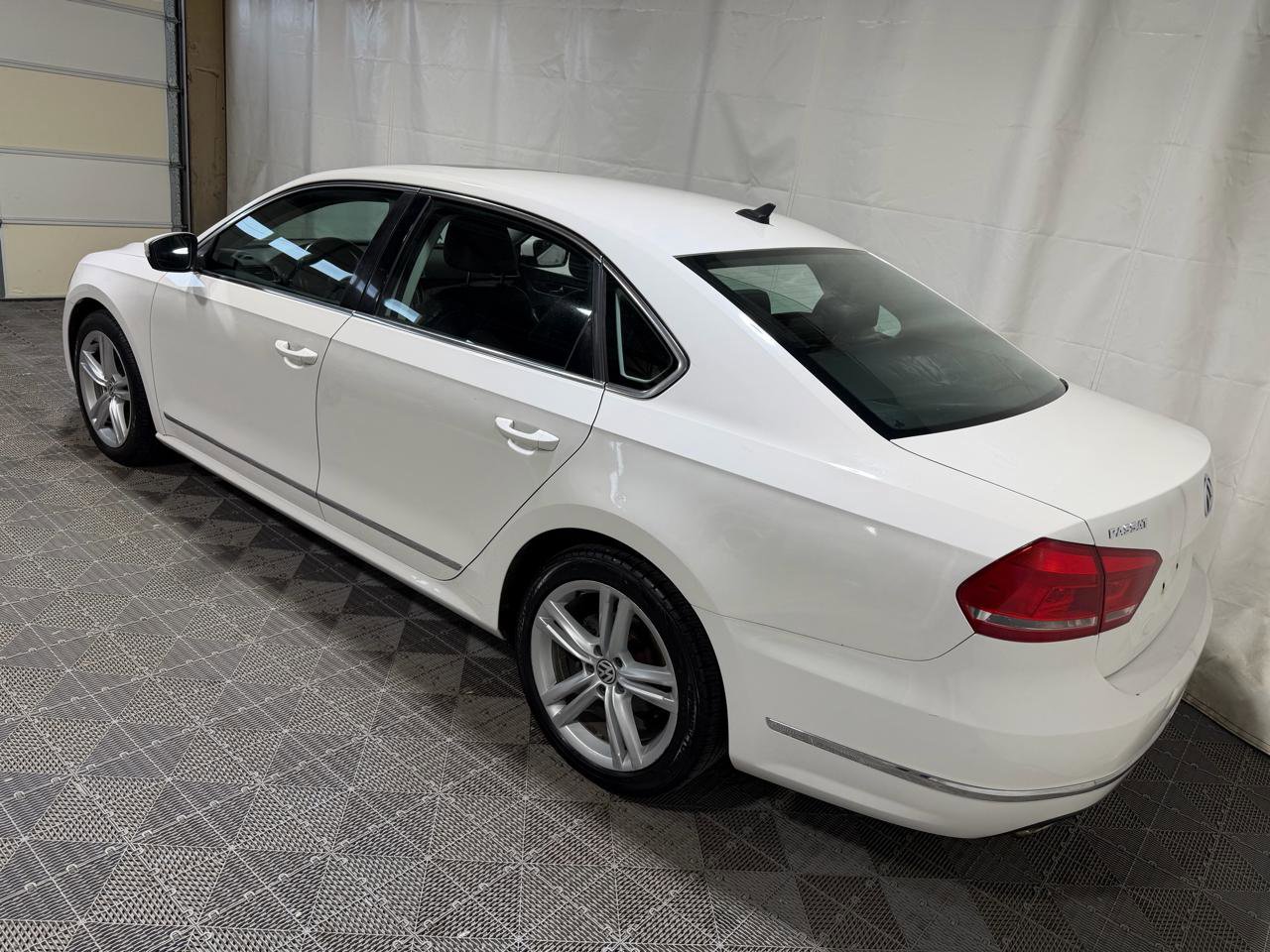 Used 2013 Volkswagen Passat TDI SEL Premium image 4