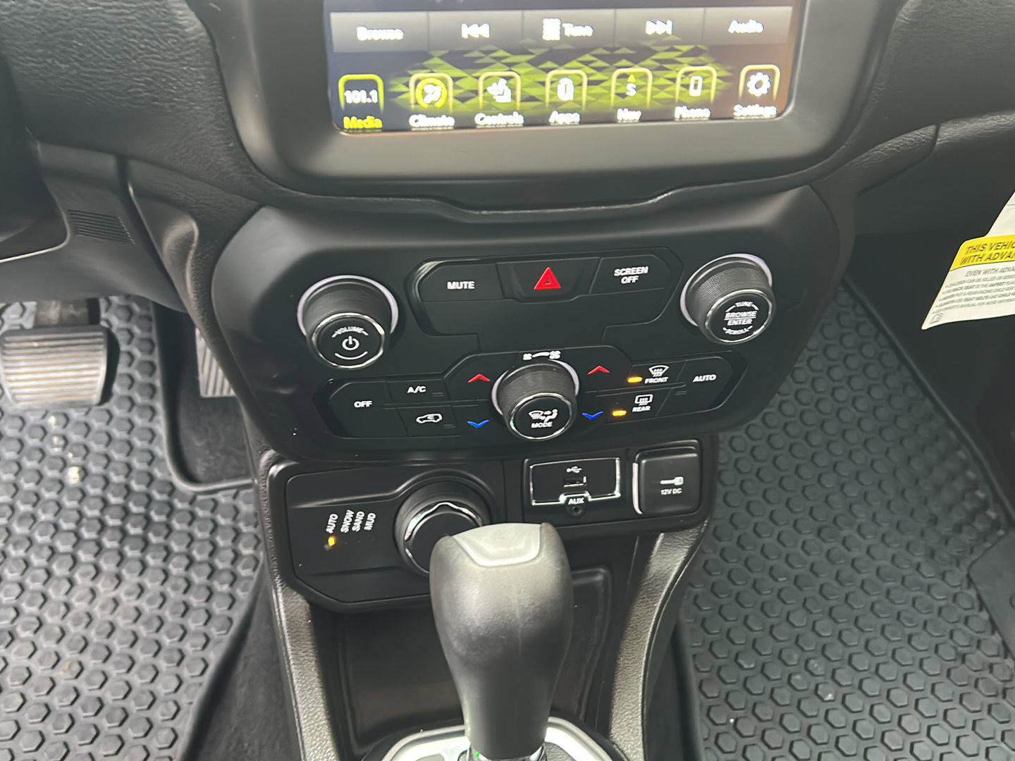 Used 2020 Jeep Renegade Latitude w/ UConnect 8.4 Nav Group image 22