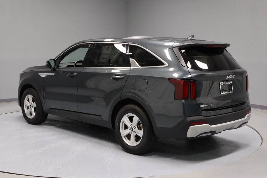Used 2025 Kia Sorento LX FWD image 9