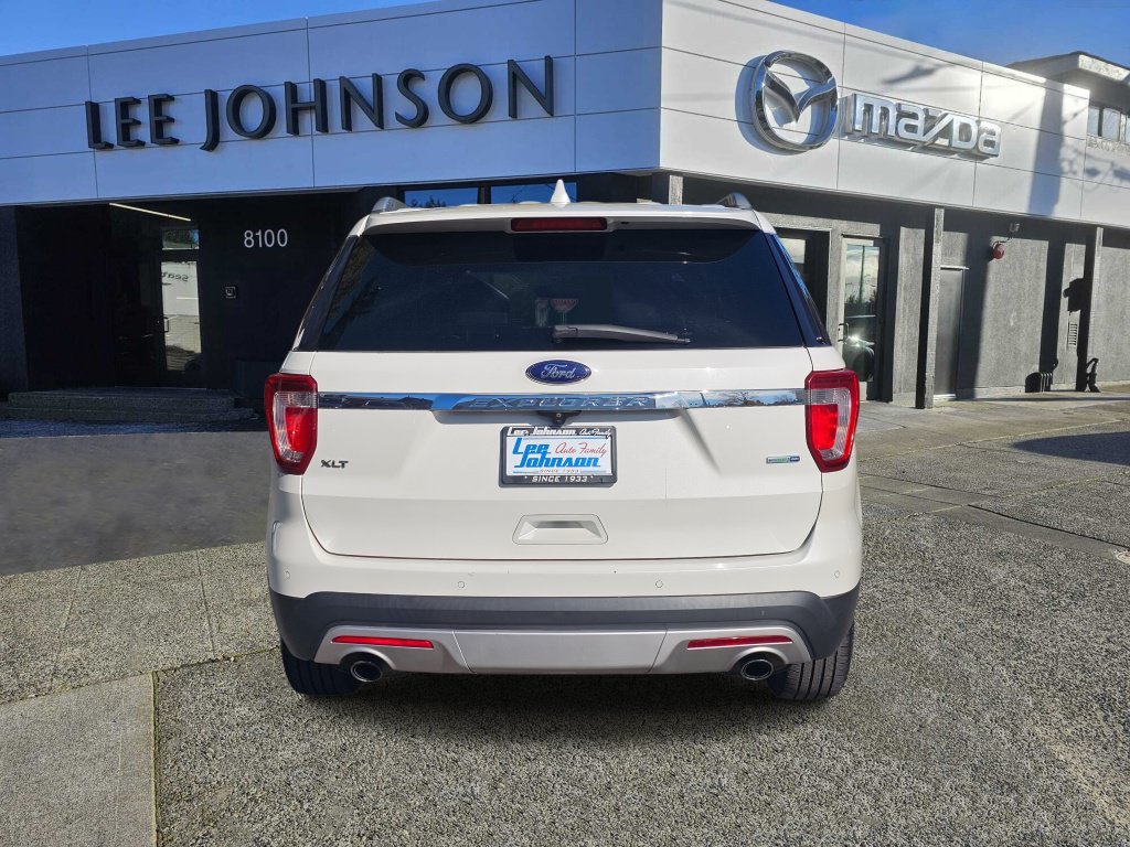 Used 2017 Ford Explorer XLT w/ Equipment Group 202A AWD/4WD image 4