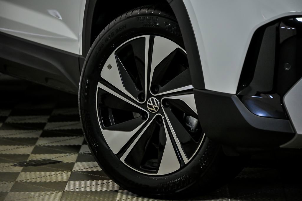 Used 2025 Volkswagen Taos SE w/ Panoramic Sunroof Package AWD/4WD image 3