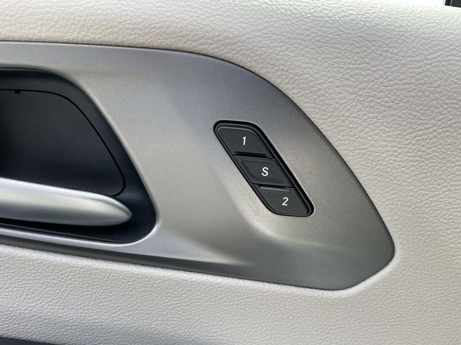 Used 2023 Chrysler Pacifica Touring-L FWD image 17