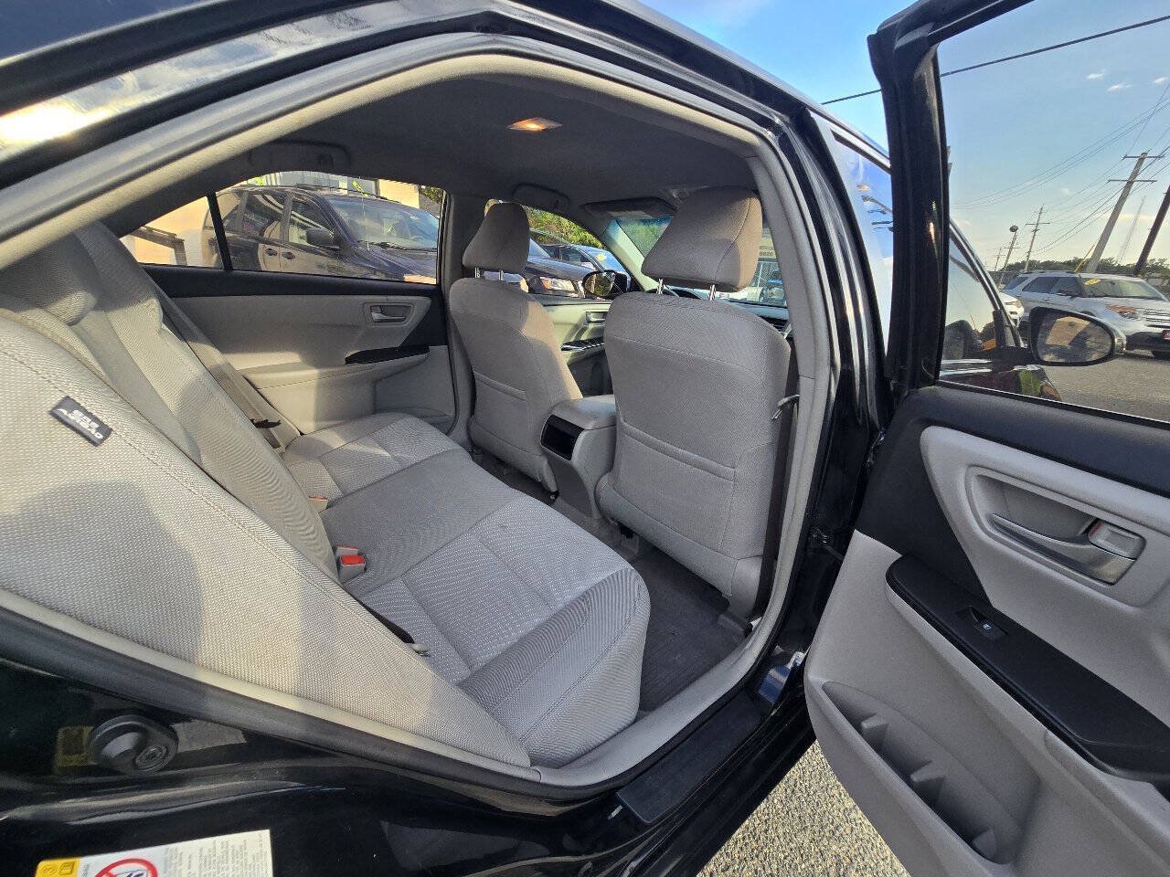 Used 2017 Toyota Camry LE FWD image 35