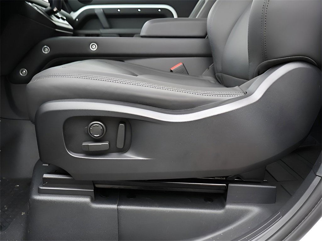 New 2025 Land Rover Defender 90 X-Dynamic SE image 41