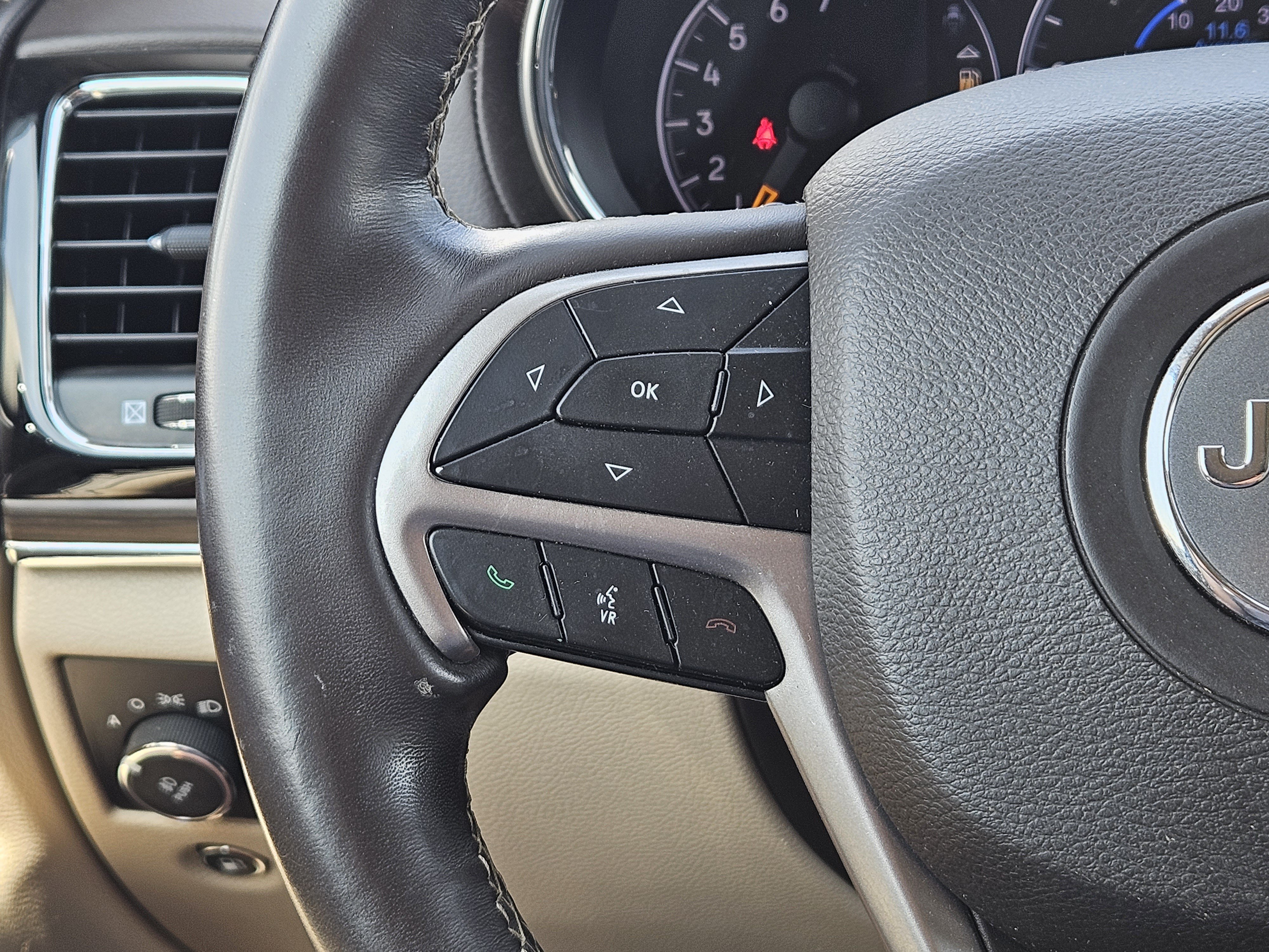 Used 2019 Jeep Grand Cherokee Overland AWD/4WD image 28