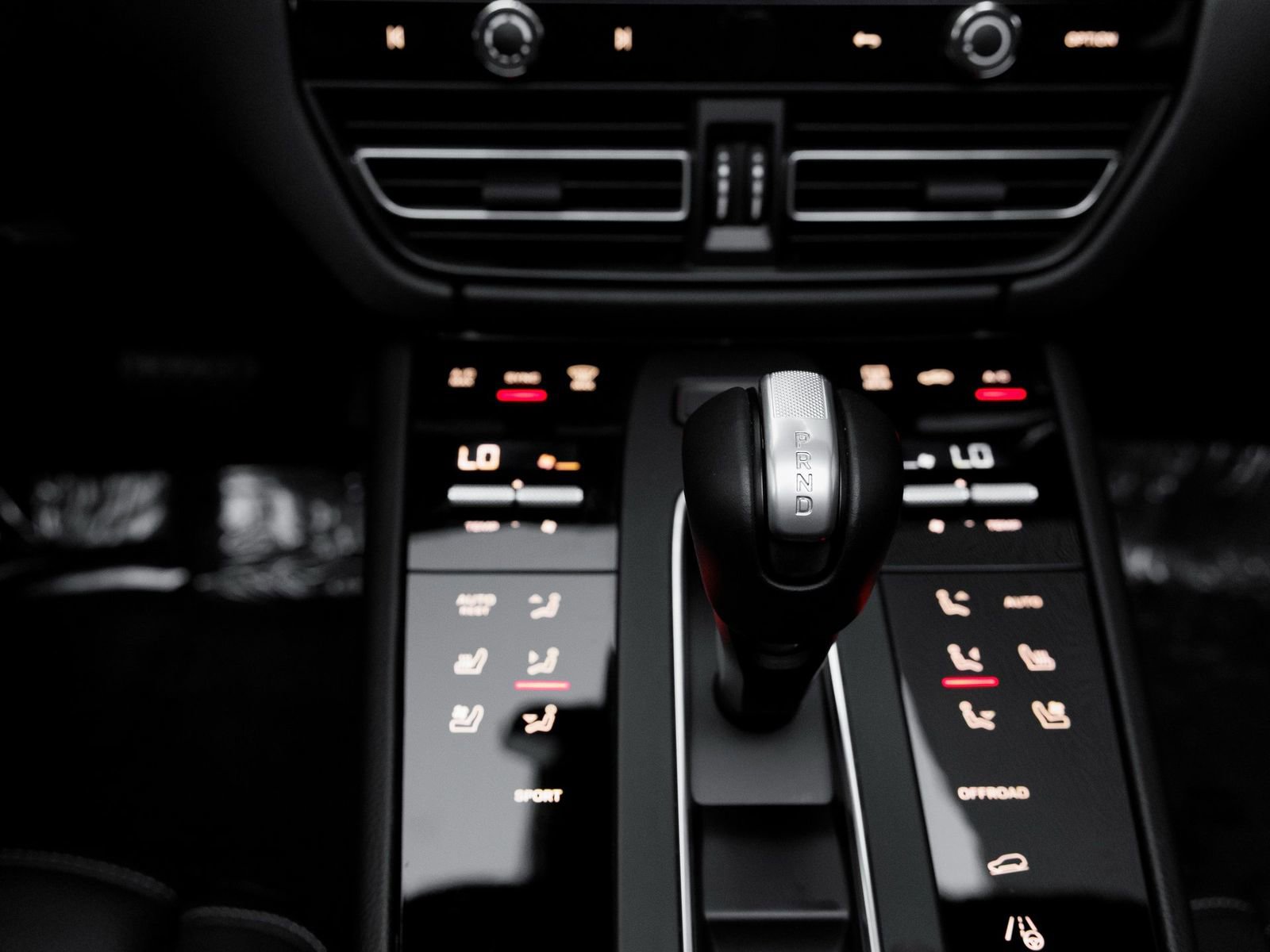 Used 2025 Porsche Macan AWD/4WD image 22