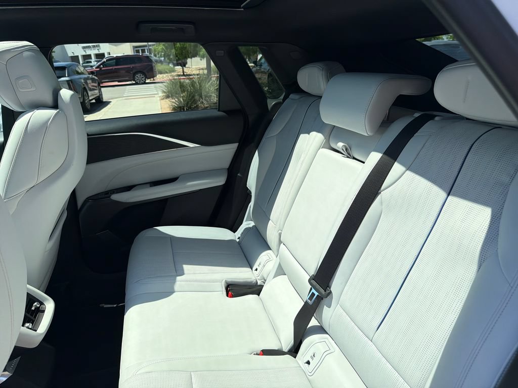 Used 2024 Cadillac Lyriq Luxury AWD/4WD image 34