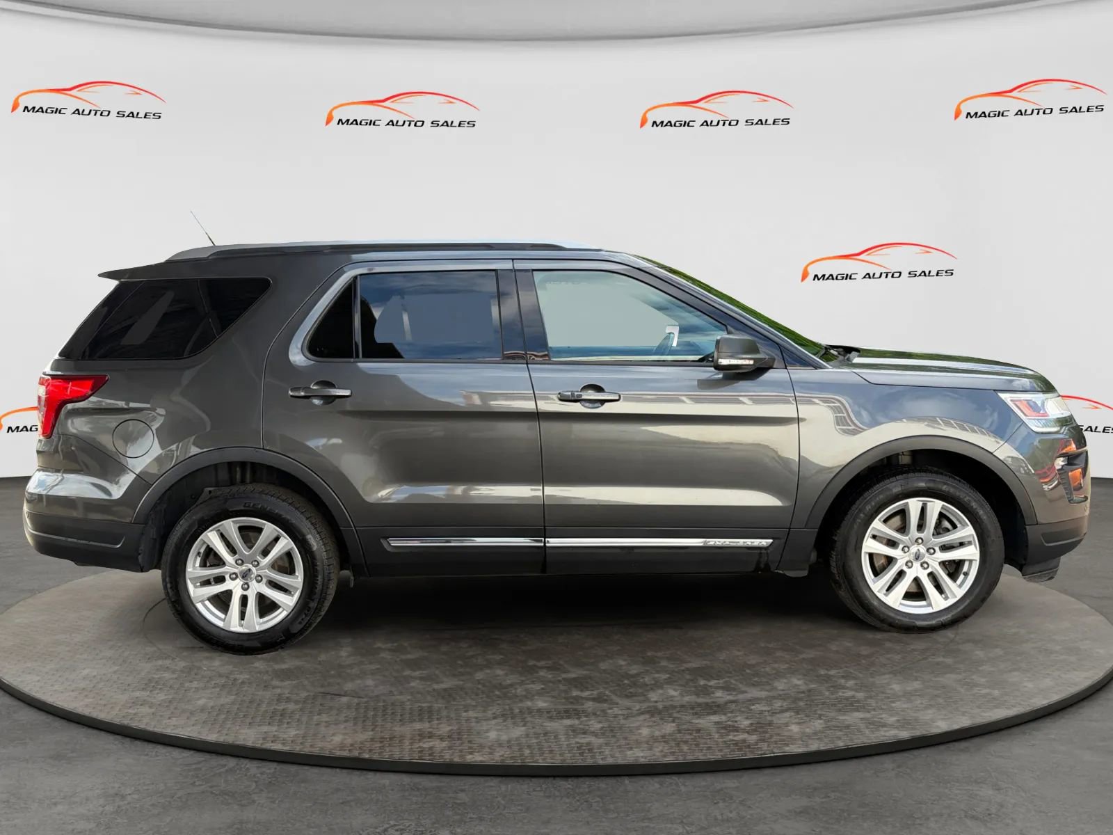 Used 2019 Ford Explorer XLT w/ Equipment Group 201A AWD/4WD image 6