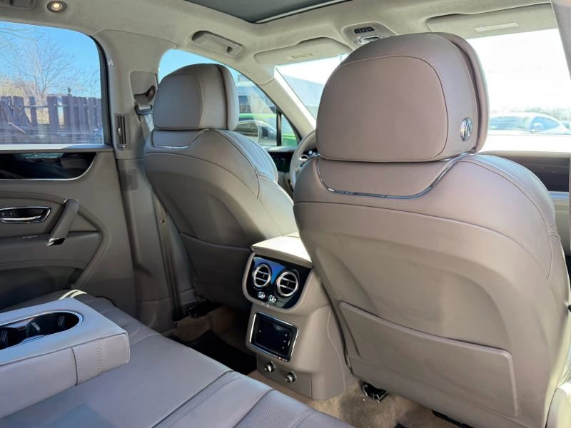 Used 2019 Bentley Bentayga image 25