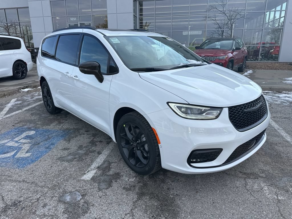 New 2026 Chrysler Pacifica Select AWD/4WD image 6