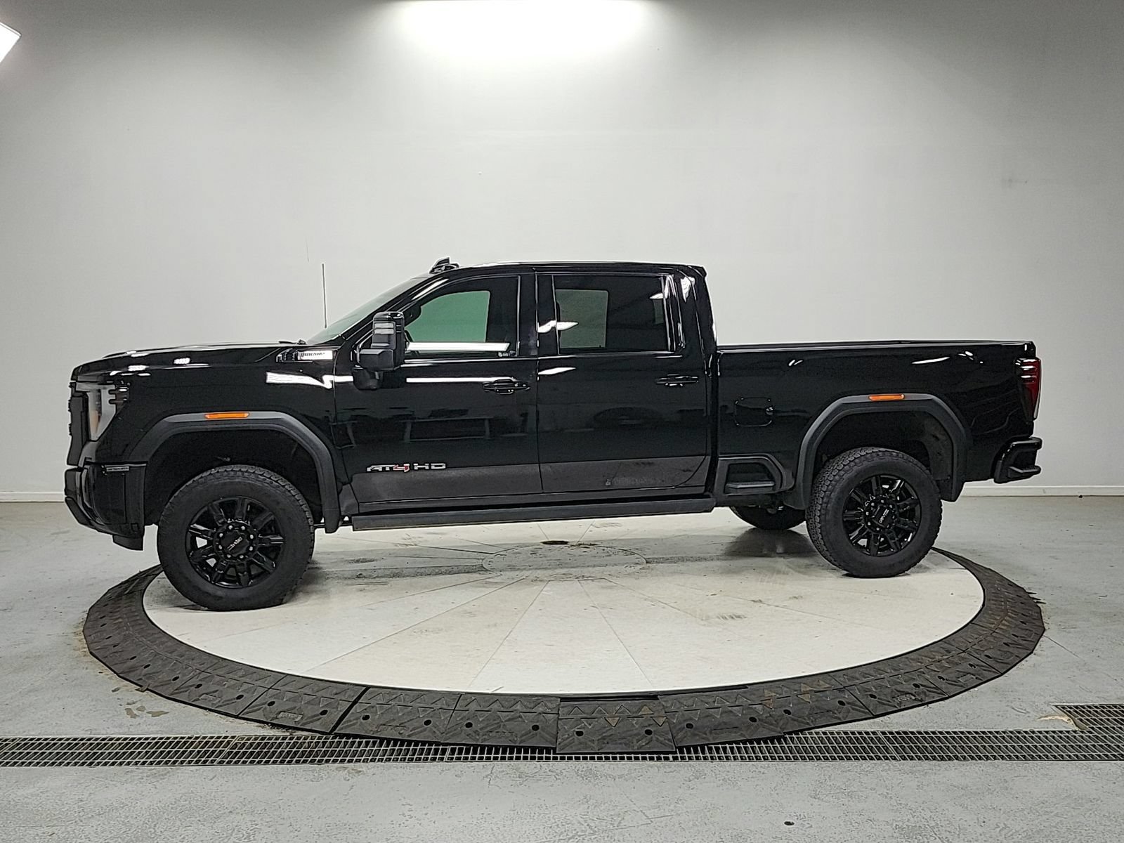 Used 2024 GMC Sierra 2500 AT4 w/ AT4 Premium Plus Package AWD/4WD image 4