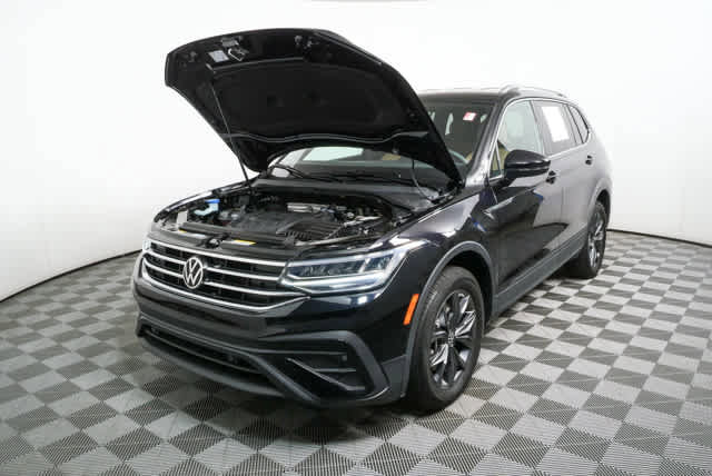 Certified 2024 Volkswagen Tiguan SE FWD image 34