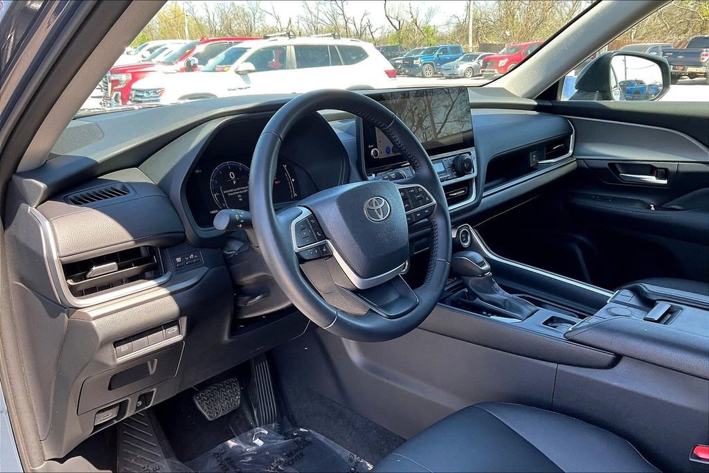 Used 2025 Toyota Grand Highlander AWD image 13