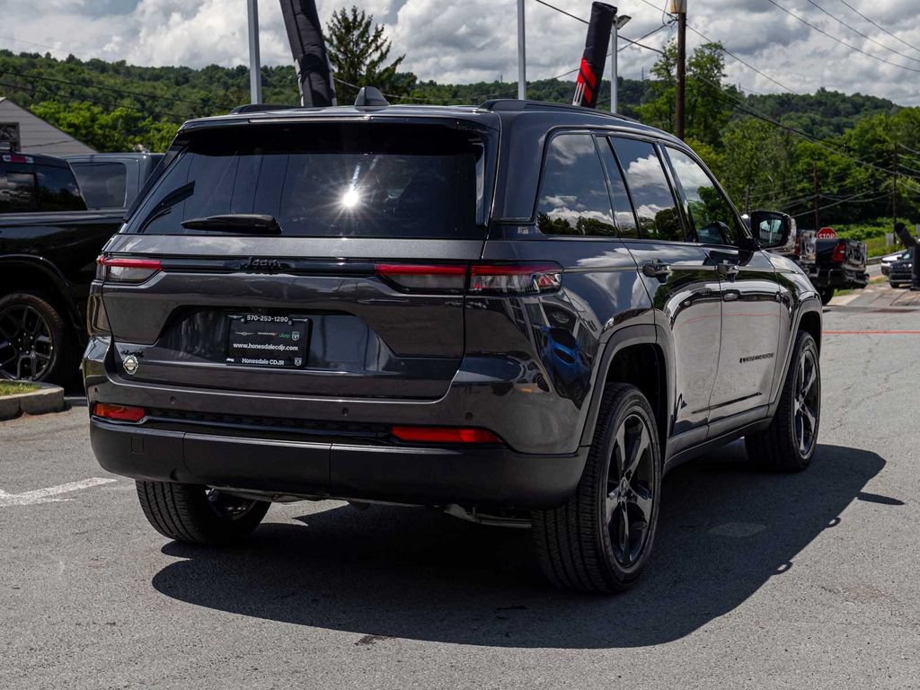 Used 2024 Jeep Grand Cherokee Altitude AWD/4WD image 4