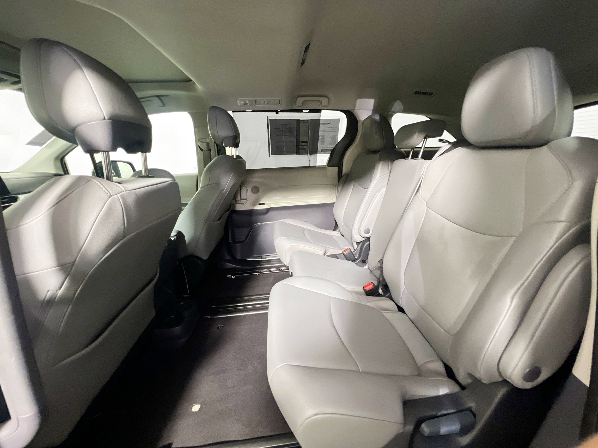 Used 2024 Toyota Sienna XLE FWD image 29