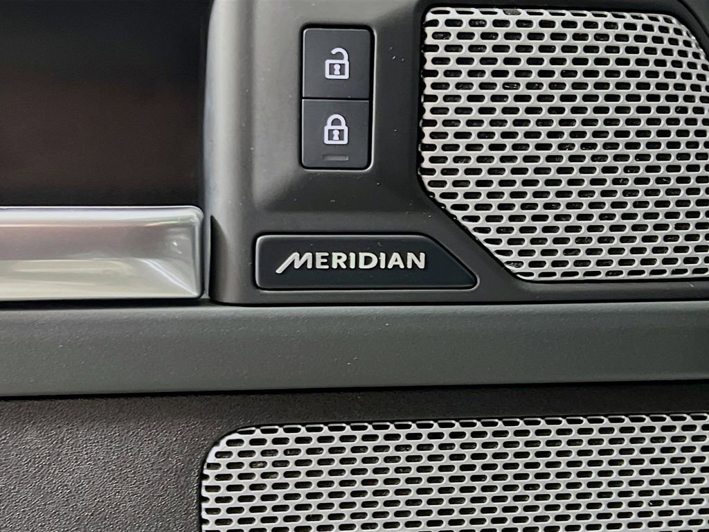 Used 2024 Land Rover Defender 130 X-Dynamic SE image 19