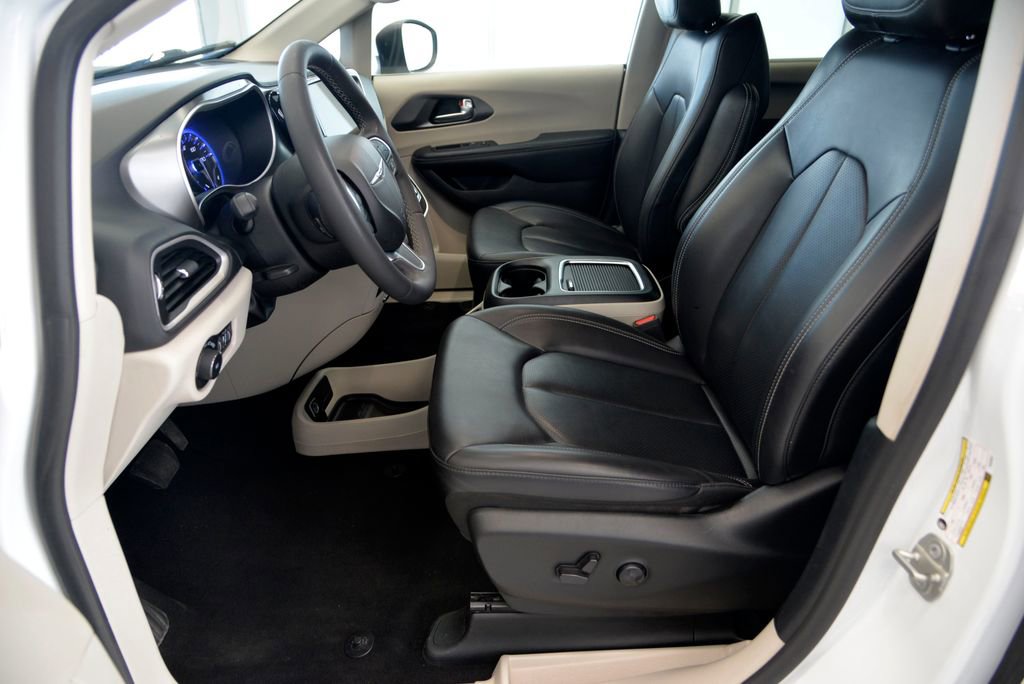 Used 2023 Chrysler Pacifica Touring-L FWD image 15