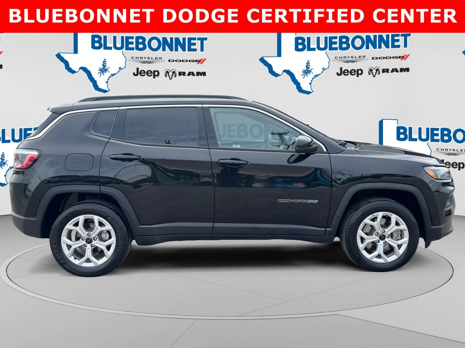 Used 2025 Jeep Compass Latitude w/ Sun & Sound Group AWD/4WD image 4