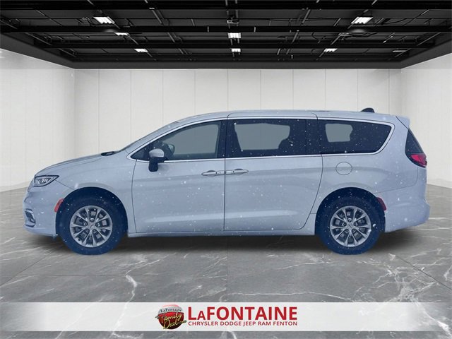 Used 2023 Chrysler Pacifica Touring-L image 2