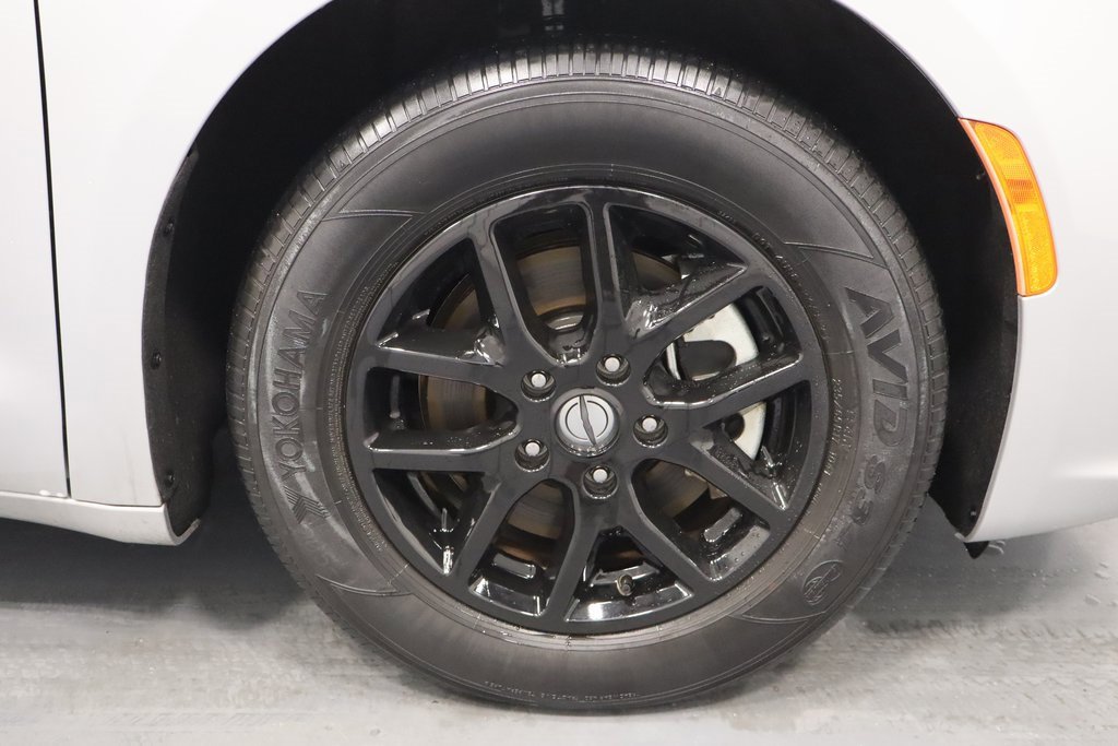 Used 2024 Chrysler Pacifica Touring-L image 27