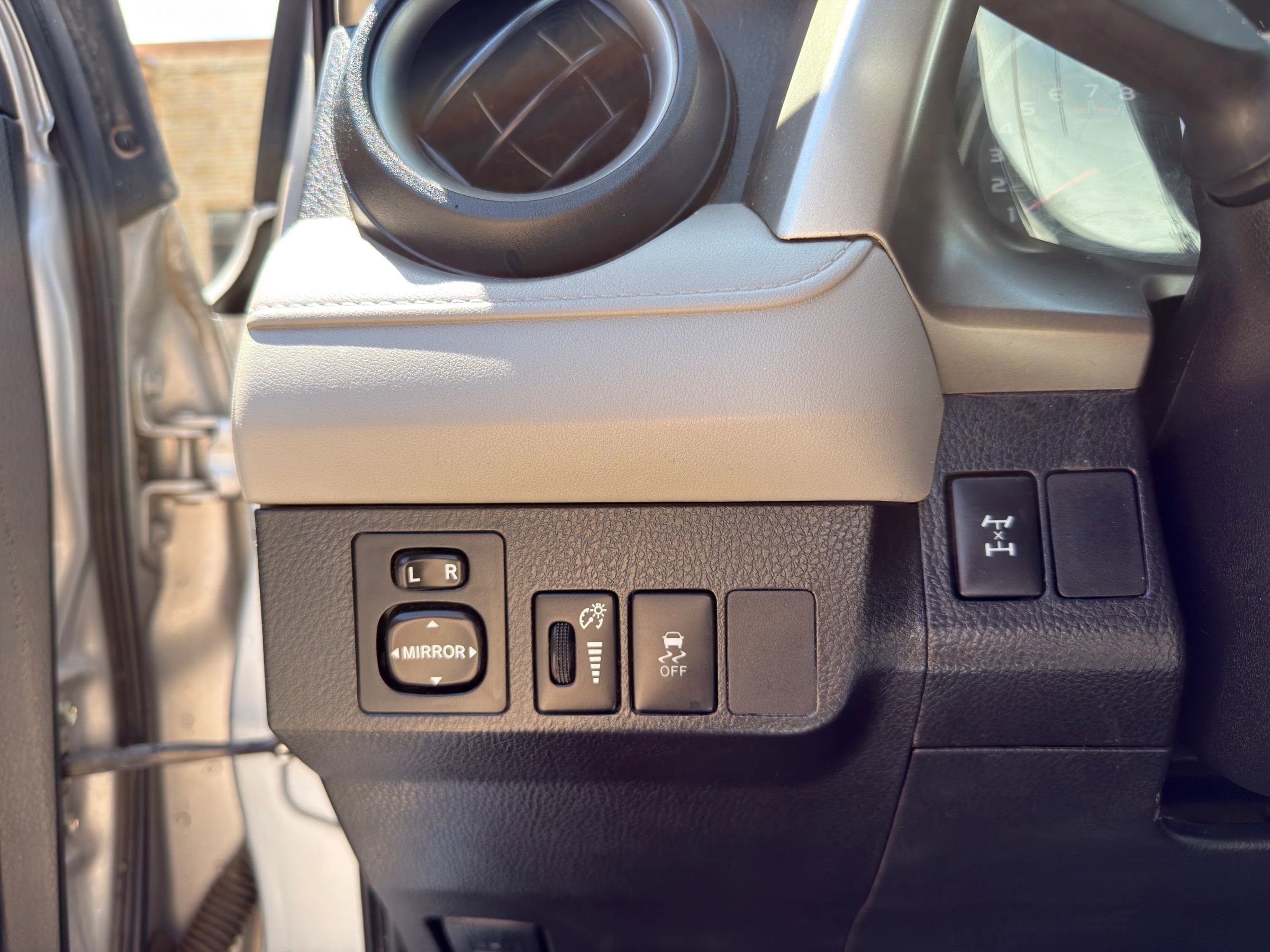 Used 2015 Toyota RAV4 LE AWD/4WD image 23