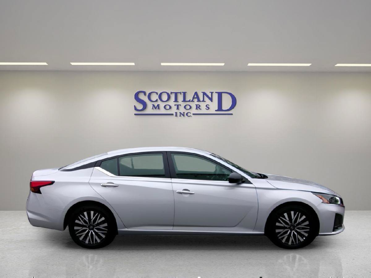 Used 2025 Nissan Altima 2.5 SV FWD image 5