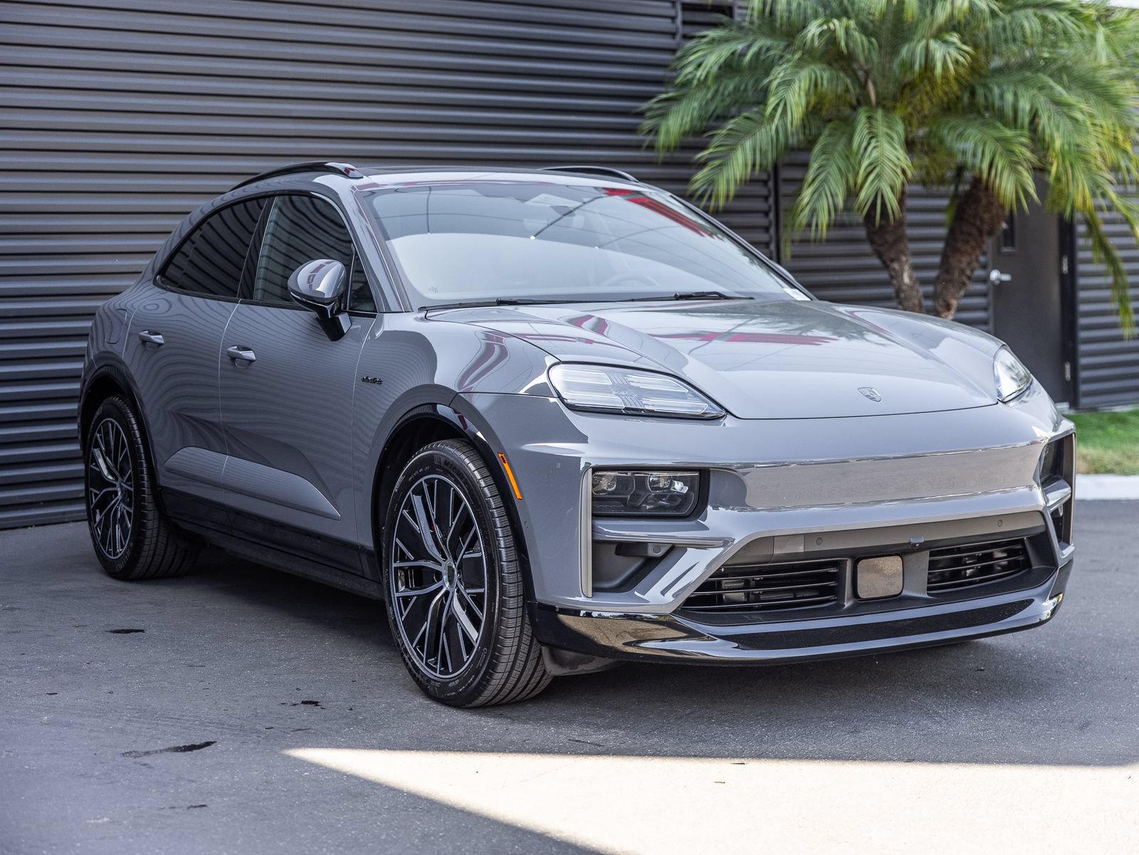 Certified 2025 Porsche Macan Turbo Electric AWD/4WD image 6