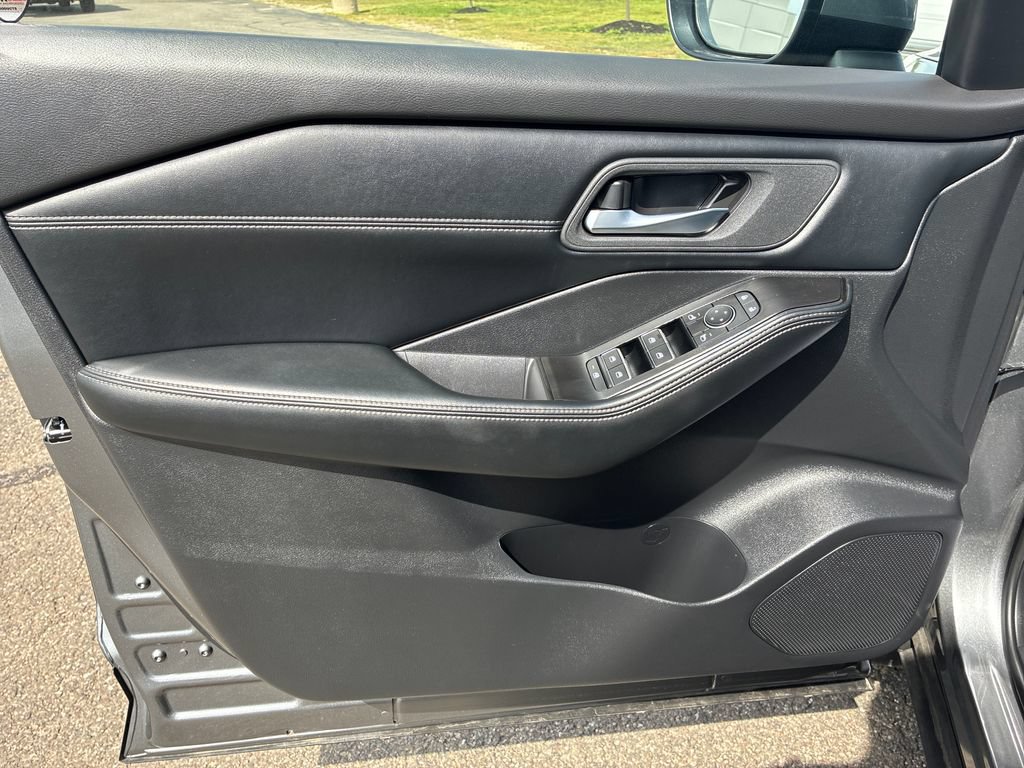 Used 2025 Nissan Rogue SL AWD/4WD image 10