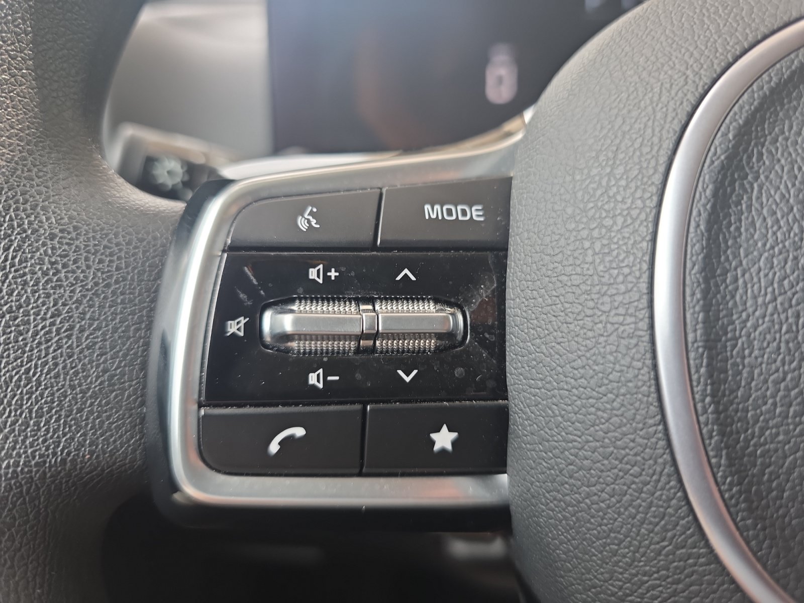 Certified 2025 Kia Sorento LX FWD image 24